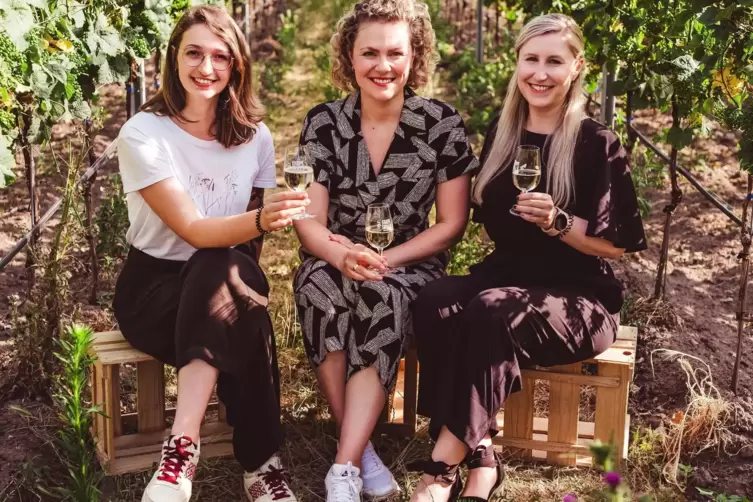 Kl&auml;ren im Podcast &bdquo;Wissensdurst&ldquo; grundlegende Fragen zum Thema Wein: die RHEINPFALZ-Redakteurinnen Rebecca Singer (links), Sonja