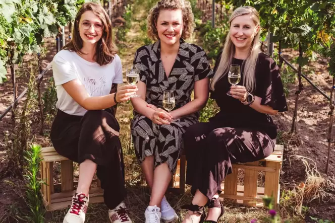 Klären im Podcast »Wissensdurst« grundlegende Fragen zum Thema Wein: die RHEINPFALZ-Redakteurinnen Rebecca Singer (links), Sonja Klären im Podcast »Wissensdurst« grundlegende Fragen zum Thema Wein: die RHEINPFALZ-Redakteurinnen Rebecca Singer (links), Sonja