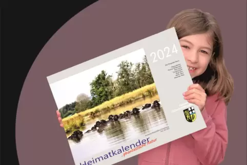 Ida präsentiert den Heimatkalender. Der Kranichwoog mit Wasserbüffeln gefällt ihr besonders gut. 