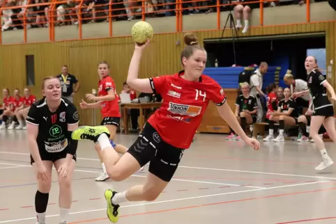  Miriam Weis bekommt selten den freien Abschluss wie hier im Spiel gegen Ketsch/Friesenheim II. Seit drei Runden ist die HSG Lin