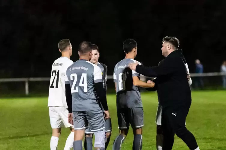 TuS-Trainer Dennis Pfeiffer tr&ouml;stet die SC-Spieler. 