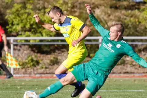 Seine Elf steht vor einer lösbaren Aufgabe: Timo Riemer (im grünen Trikot), der Spielertrainer des SV Kirchheimbolanden. Hier im