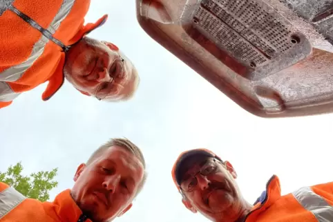 Schauen sich momentan die Biotonnen in der Stadt und den Stadtteilen an: Karl Roos (links), Marco Lorch (Mitte) und Andreas Bech