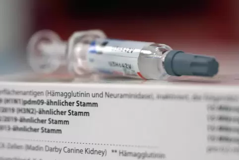 Dosis einer Grippeimpfung: Mediziner raten zum Schutz.