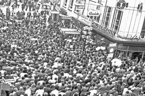 Zur Einweihung des ersten Abschnitts der Fußgängerzone am 5. Oktober 1973 versammelten sich am „Rieseneck“ rund 2000 Leute. 