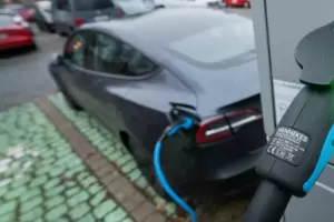 Damit die Batterieproduktion für E-Autos nachhaltiger wird, will das Karlsruher Unternehmen Vulcan den Rohstoff Lithium aus regi Damit die Batterieproduktion für E-Autos nachhaltiger wird, will das Karlsruher Unternehmen Vulcan den Rohstoff Lithium aus regi