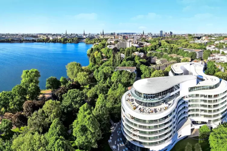 Von der K&uuml;che im obersten Stock des Hotels Fontenay sieht man auf die Hamburger Au&szlig;enalster.
