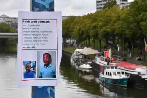 Überall hängen Plakate, die den vermissten Mathis zeigen. Die Polizei sucht mit „allen verfügbaren Kräften“ nach ihm.
