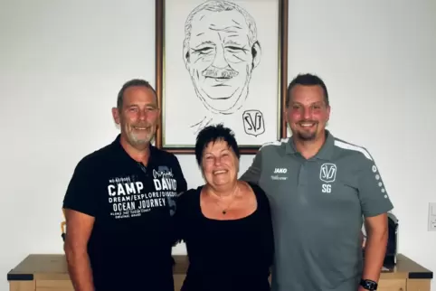 Sein Konterfei wacht künftig über allem: Sohn Manfred, Ehefrau Karola und der jetzige SVI-Chef Sascha Grimm vor einer Zeichnung Sein Konterfei wacht künftig über allem: Sohn Manfred, Ehefrau Karola und der jetzige SVI-Chef Sascha Grimm vor einer Zeichnung