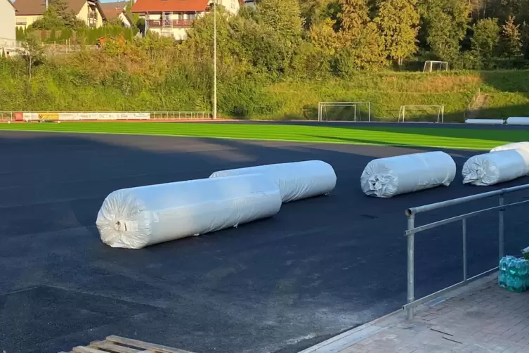 Anfang Oktober wurden die ersten Bahnen des neuen Kunstrasens auf dem Platz an der R&ouml;merstra&szlig;e verlegt. Ende des Monats soll dam