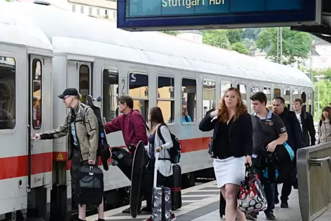 Die Drehfalltüren führt die DB nun als Hauptgrund dafür an, dass die IC-Bistrowagen aufs Abstellgleis rollen. 