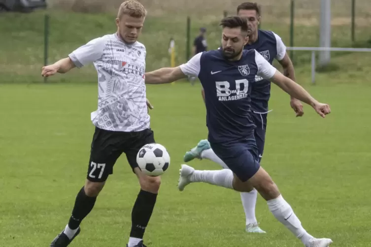 Max Lukas (links) vom TuS Steinbach und seine Teamkollegen wollen ihre Erfolgsserie beim VfR Kaiserslautern ausbauen. 