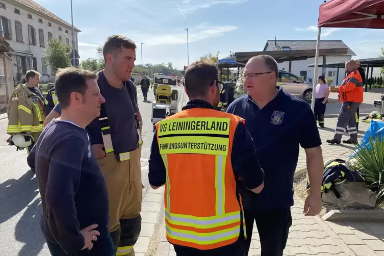 Einsatzleiter Markus Ittel (rechts) im Gespr&auml;ch mit unter anderem Verbandsb&uuml;rgermeister Frank R&uuml;ttger (links). 