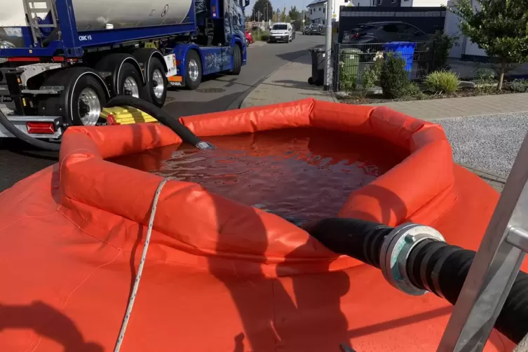 Vom Tankwagen ins Wasserbecken und von dort in die Schl&auml;uche. Die Feuerwehr braucht Hilfe bei der Wasserbeschaffung.