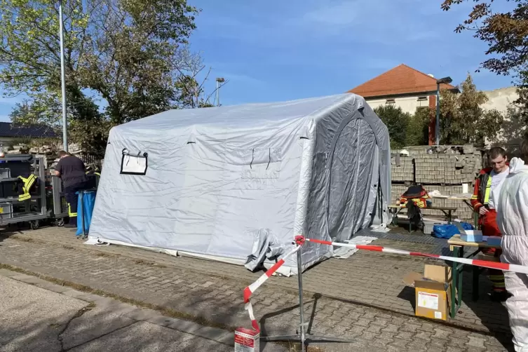 Auch ein Dekontaminationszelt musste an der Einsatzstelle aufgebaut werden. 
