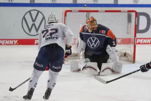 Matthias Plachta trifft zur 1:0-Führung der Adler. 