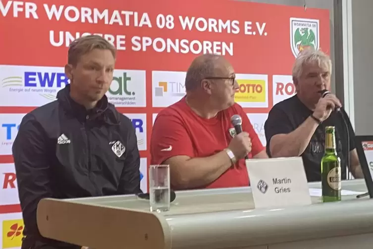 Die Pressekonferenz nach dem Spiel mit FKP-Trainer Martin Gries (links) und Wormatia-Coach Peter Tretter (rechts). 