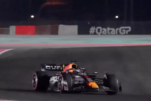 Max Verstappeen auf der Rennstrecke in Katar. 