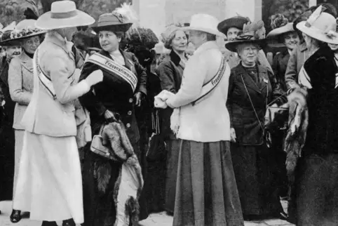 Frauen demonstrieren in der Landeshauptstadt München fürs Wahlrecht.