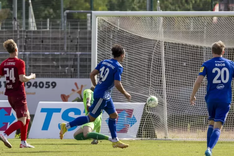 Das 2:0 für den FKP durch Luka Dimitrijevic (Nummer 10), der Wormatia-Keeper Luca Pedretti überwindet. Vorlagengeber Dennis Krob