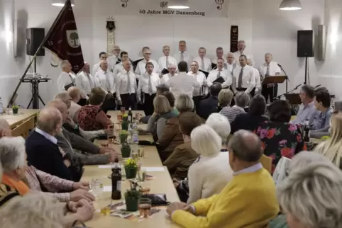 Gäste und Sänger der Jubiläumsfeier des MGV Dansenberg feierten am Samstag gemeinsam das 60-jährige Bestehen des Vereins.