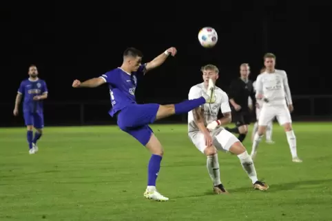  Der Herxheimer Alexander Schultz ballert den Ball Daniel Szadorf vor der Nase weg. 