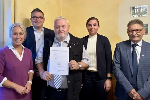 Von links: Landrätin Susanne Ganster, Verbandsgemeindebürgermeister Björn Bernhard, August Stadler, Bürgermeisterin Nadine Brine