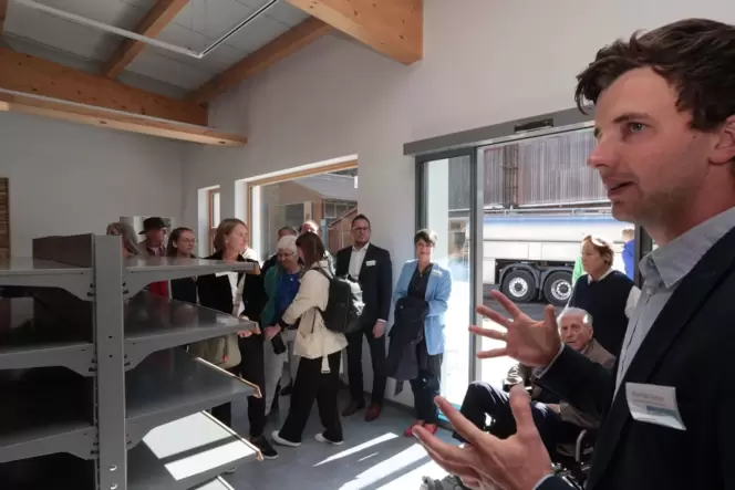 Führt Unterstützer durch den Kleinsägmühlerhof: der stellvertretende Betriebsleiter Matthias Danner.