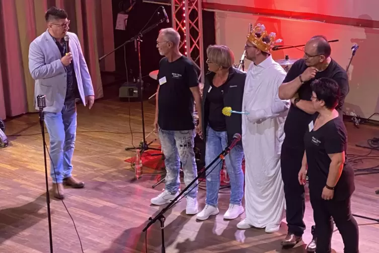 Moderator Alexander Link (links) bedankt sich bei Thomas und Christine Lansche (links von Ortsvorsteher Dennis Schmidt) sowie Ax