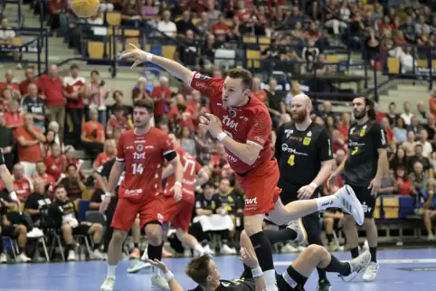 Hoffnungsschimmer: Marc-Robin Eisel erzielt das Tor zum 28:30 für die Eulen gegen Hagen.