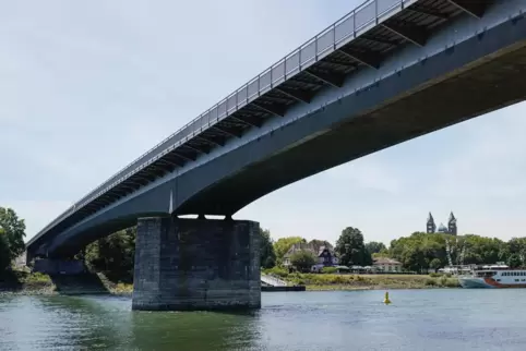 Salierbrücke: wichtige Verbindung zwischen der Pfalz und Baden auch für Radfahrer.