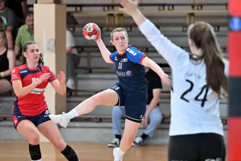 Trifft zur einzigen Führung: Sarah Schönrock (am Ball).