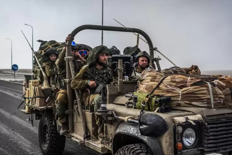 Israelische Soldaten in einem Militärfahrzeug.