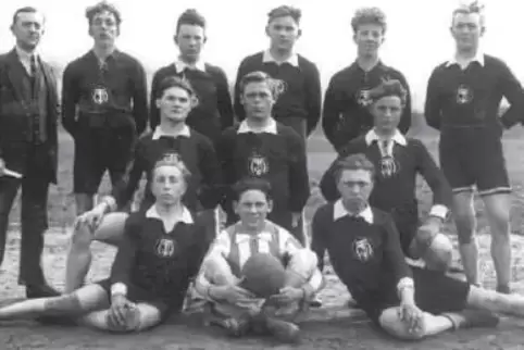 Ein Teil der ersten Meckenheimer Handball-Mannschaft um 1928.