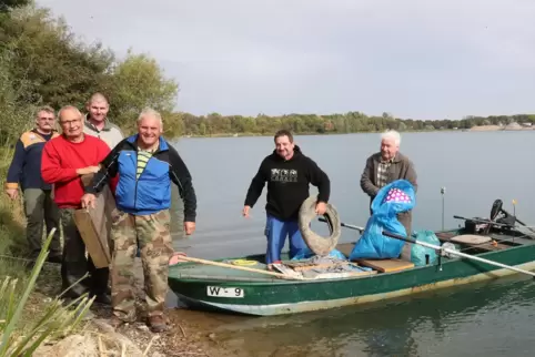 Auch mit dem Boot im Einsatz: die Waldseer Angler beim Umwelttag.