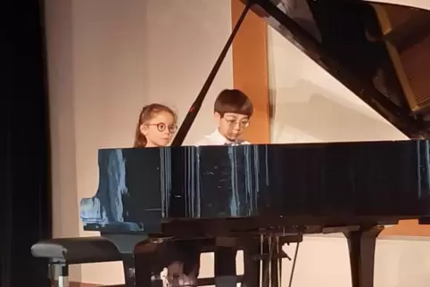 Die Jüngsten im Wettbewerb: Isabel Lingenhöl und Maximilian Römer erhielten einen zweiten Preis für ihr vierhändiges Klavierspie