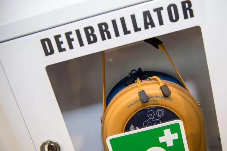 Kann im Notfall Leben retten: Defibrillator.