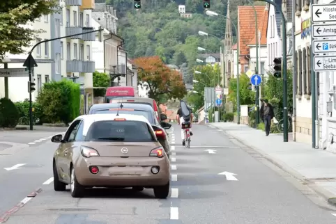 Entlang der Weinstraße Süd soll auf beiden Seiten ein durchgehender Fahrradschutzstreifen angelegt werden. 