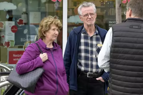 Gertrude und Johann Klein im Gespräch mit Gerhard Bühler. 