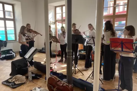 Bereiten sich auf einen Auftritt vor: Schüler der Leiningerland-Musikschule. 