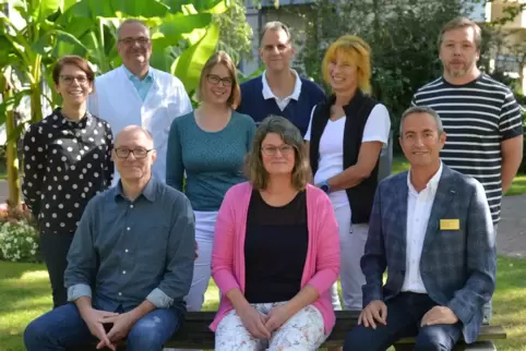 Repräsentanten des Netzwerks (vorne von links): Christian Schmidt-Neumann, Leiter Palliativnetz Süd- und Vorderpfalz (SAPV); Ant
