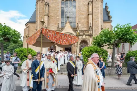 Katholiken feiern ihren Glauben: Fronleichnamsprozession vor St. Joseph in Speyer. 