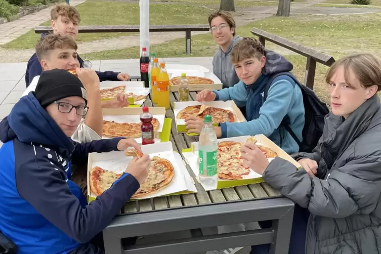 Zwischendurch stärkten sich die Neustadter Nachwuchsspieler in Potsdam bei einer Pizza.