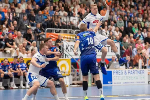Da war noch alles in Ordnung: Der Gummersbacher Tom Jansen (am Ball) gegen HBW Balingen-Weilstetten. 