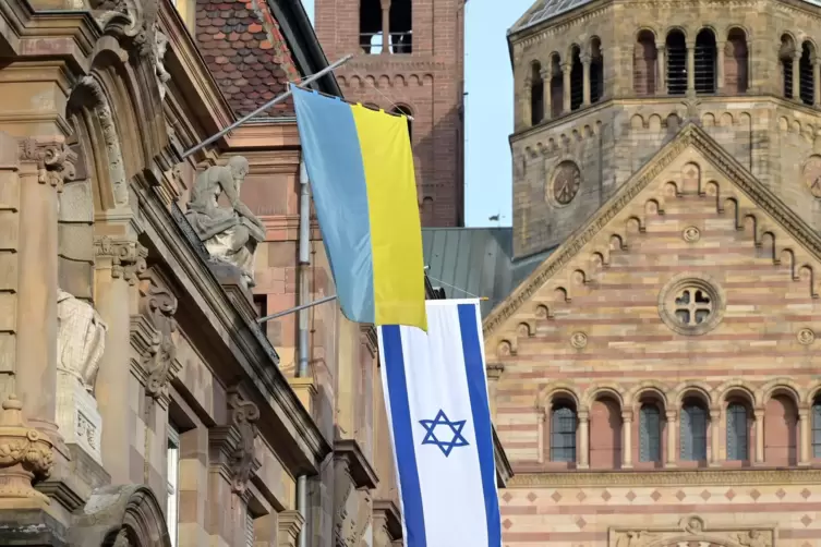 Am Stadthaus: israelische neben ukrainischer Flagge.