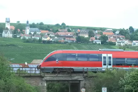 Ein Zellertalbahn-Zug bei Harxheim, im Hintergrund Zell.