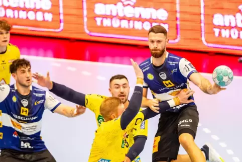 Jannik Kohlbacher und Ymir Gislason versuchen den Eisenacher Alexander Saul zu stoppen. 