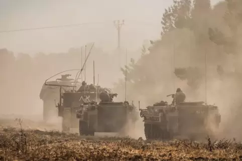 Krisenherde weltweit: Ob in Nahost (hier israelische Militärfahrzeuge in Sderot) oder in der Ukraine – die Waffen sprechen, die 