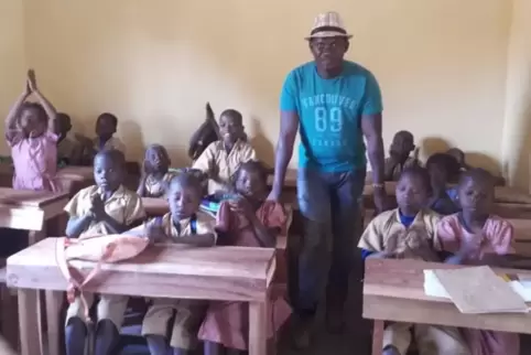 Ortstermin in Guinea: Billy Konaté in der in Manina neu eröffneten Schule.