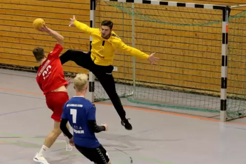 Philipp Trogler streckt im Tor der HSG Landau/Land alles, was er hat. Mit der 7 der Landauer Lennart Eichinger 
